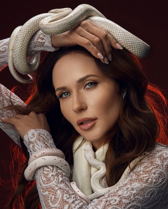 Акторка Денисенко позує в білому комбінезоні зі зміями - фото