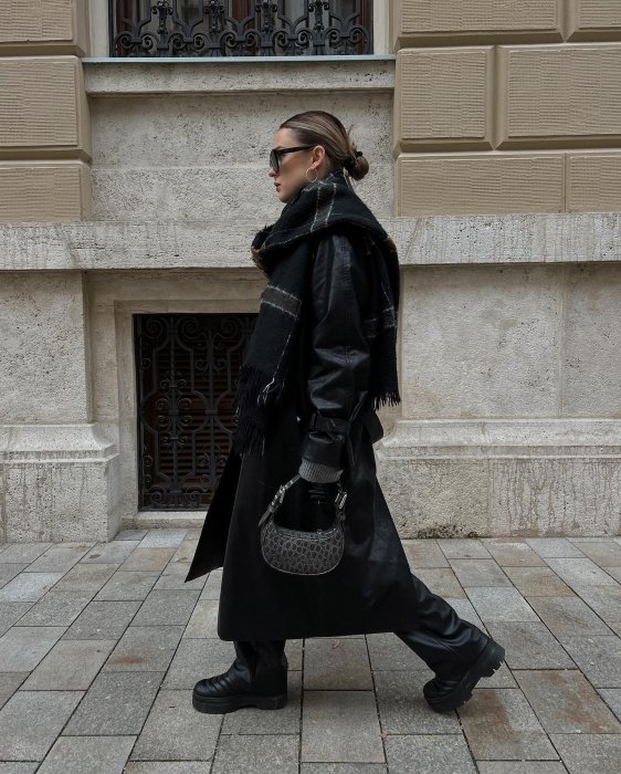 Кожаный женский плащ на осень 2025, фото