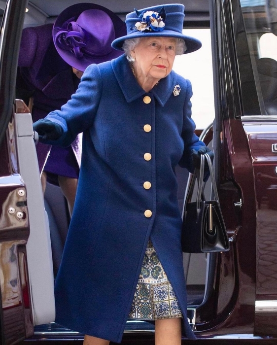 Королева Елизавета впервые появилась на публике с тростью (ФОТО) - фото №4