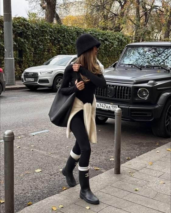 Стильные образы с резиновыми сапогами