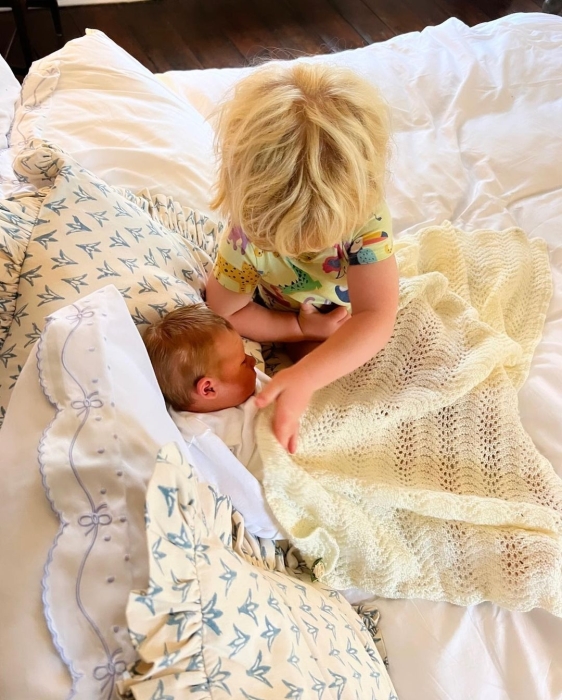 Борис Джонсон в восьмой раз стал отцом: первые кадры новорожденного малыша - фото №4