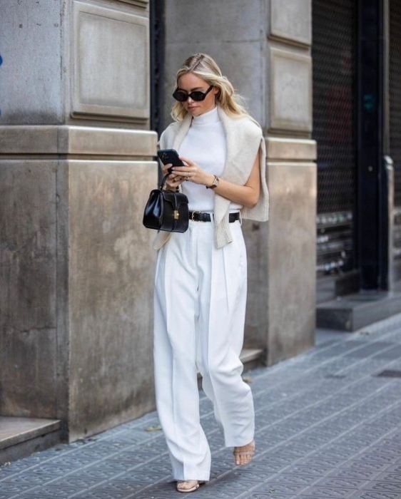 Білі штани та білий топ модний образ