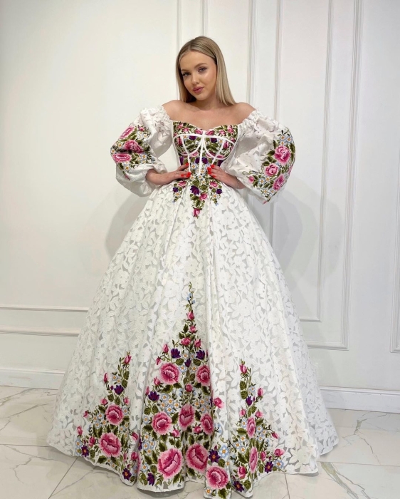 Весілля по-українськи: дизайнерка представила розкішні весільні сукні з елементами вишивки (ФОТО) - фото №2