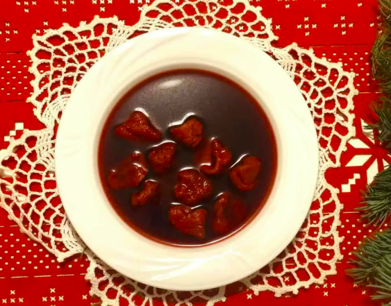 От креветок до свекольного супа: самые странные блюда на Рождество в разных странах - фото №7