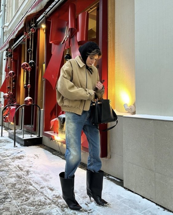 Джинси й чоботи - ідеї для модних образів на зиму 2026