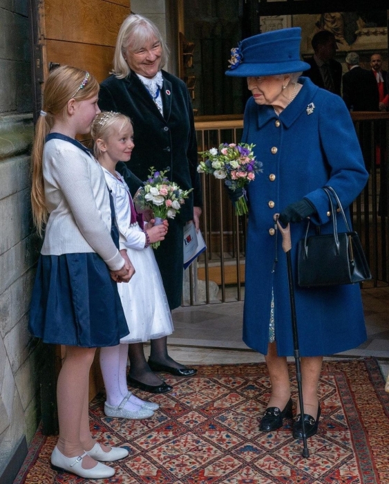 Королева Елизавета впервые появилась на публике с тростью (ФОТО) - фото №1