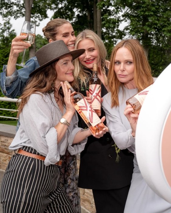 Кемерон Діас показала, з чим носити чорний штанний костюм