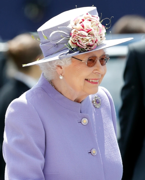 Знаковые шляпки королевы Елизаветы - фото №13
