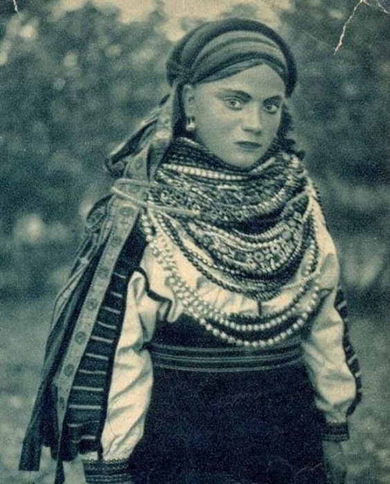 Украинка в национальном украинском костюме