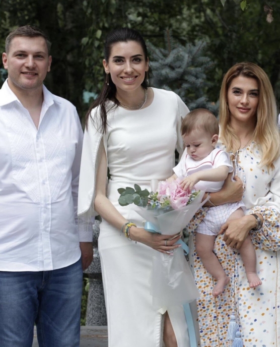 Нардеп от "Слуги народа" вместе с влиятельным бизнесменом крестили внучку Оксаны Билозир (ФОТО) - фото №1