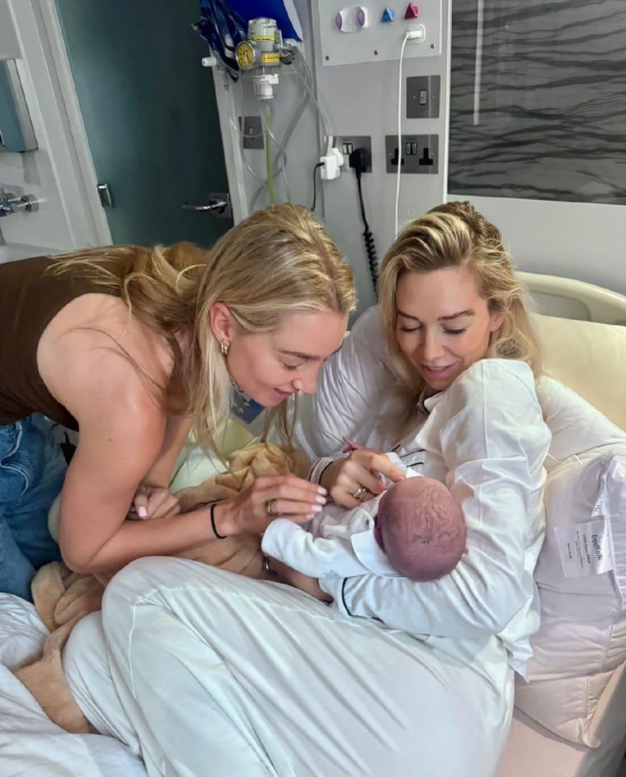 Актриса Ванесса Кирби с младенцем в больнице