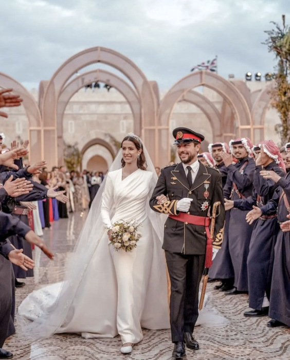 Роскошные платья на пышные гуляния: вспоминаем самые громкие свадьбы зарубежных звезд в 2023 году (ФОТО) - фото №4