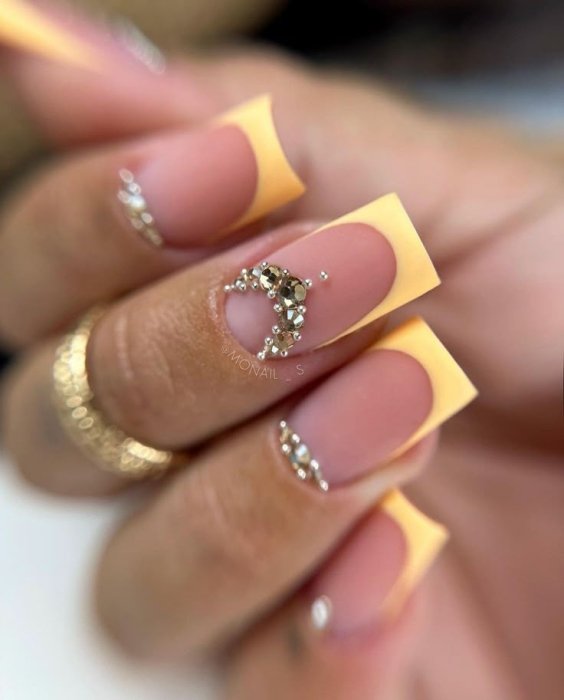 Уникальный маникюр для учительницы на 1 сентября 2025 года