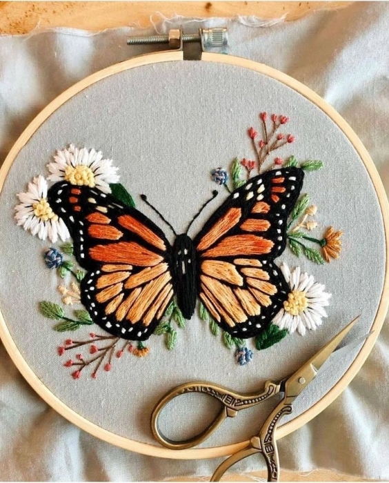 Вишиваємо метеликів та інших комах декору на літо