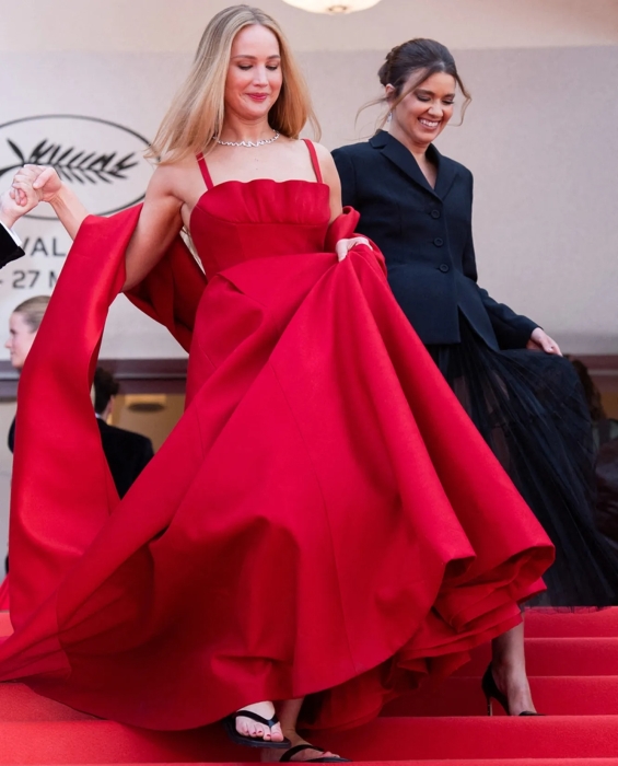 Шльопки під вечірню сукню від Dior! Дженніфер Лоуренс шокувала незвичайним вбранням у Каннах (ФОТО) - фото №2