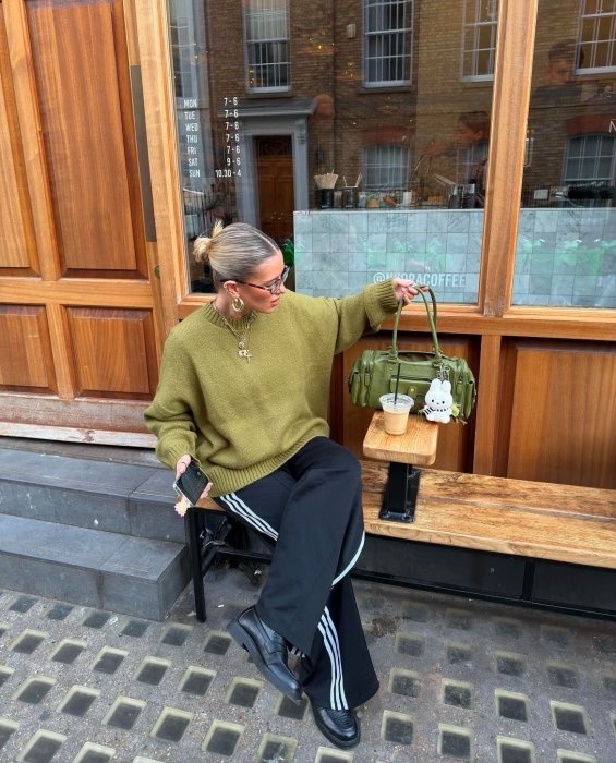 Модний светр фісташкового кольору на осінь 2025, фото