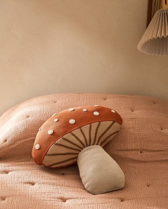 Нестандартно мягко: дизайнеры показали, какими могут быть декоративные подушки (ФОТО) - фото №16