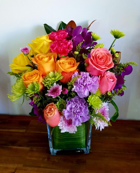 Букет із трояндами, хризантемами та гвоздиками різних кольорів, фото