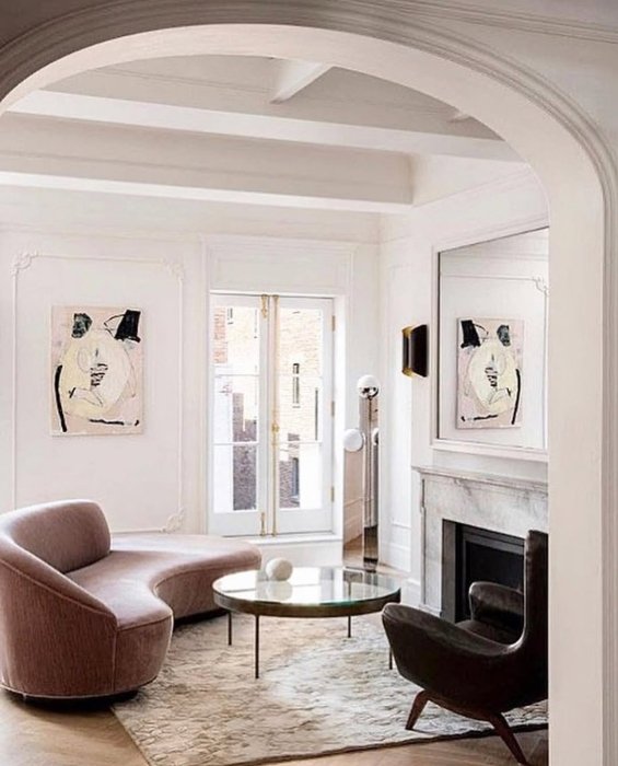 Рожевий диван в інтер’єрі знаменитості