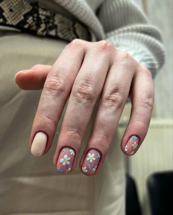 Яскравий манікюр на травень