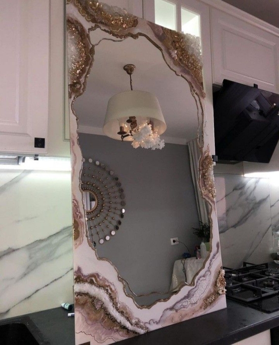 Зеркало с рамкой, имитирующей мрамор, фото