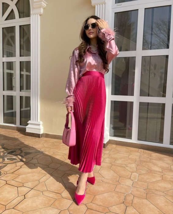Малиновая юбка плиссе и розовая блуза, фото