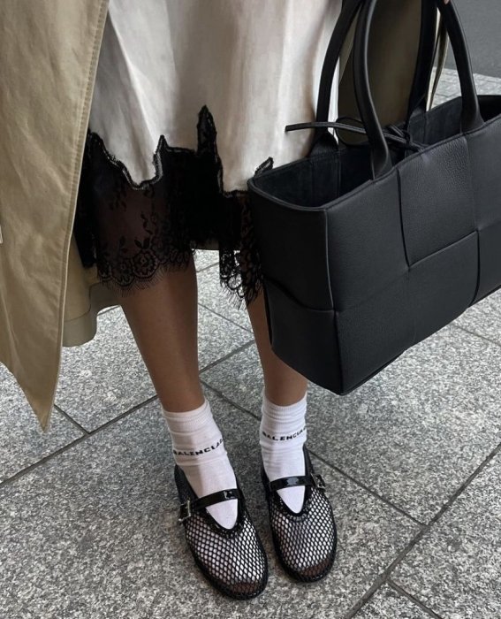 Как носить сетчатые балетки осенью 2025 года?