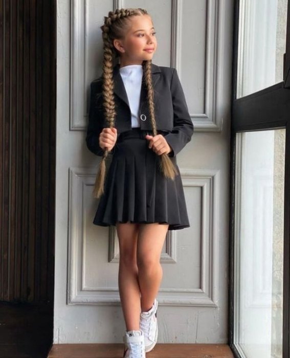 Стильные образы для девочек в школу.