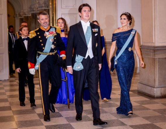 Самый молодой royal-холостяк принц Кристиан роскошно отпраздновал 18-летие в центре Копенгагена (ФОТО) - фото №1