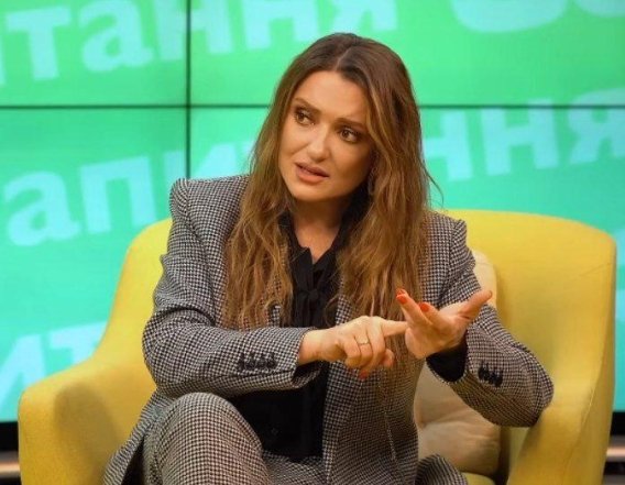 Наталья Могилевская с кольцом на правой руке