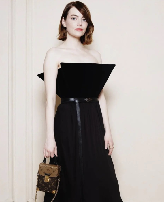 Емма Стоун у чорній сукні фото