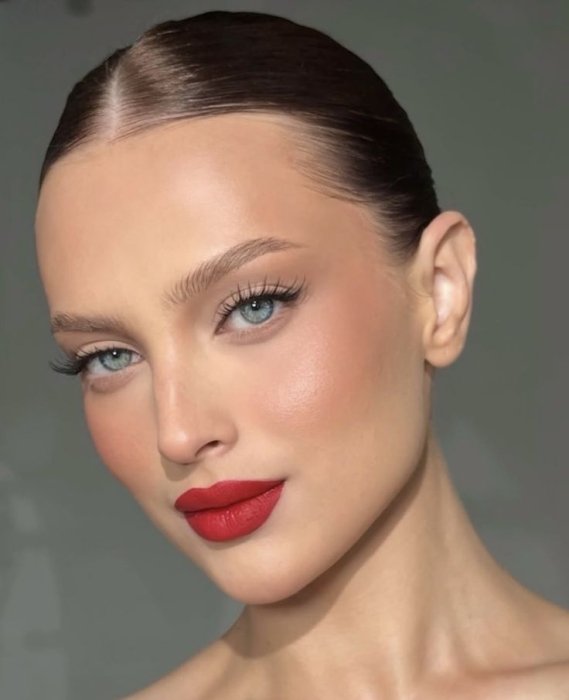 Красные губы макияж.