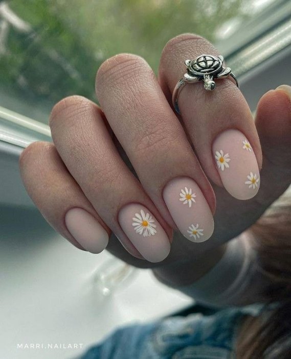 Модный маникюр в ромашки 2025 года