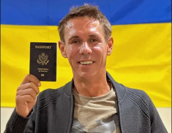 Испугался? Алексей Панин после фото с американским паспортом на фоне украинского флага удалил пост (ФОТО) - фото №1