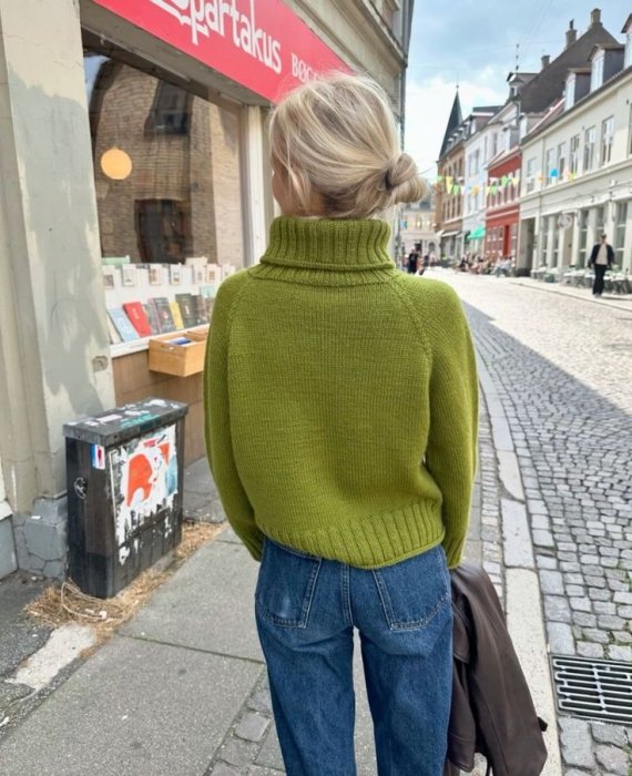 Модний светр фісташкового кольору на осінь 2025, фото