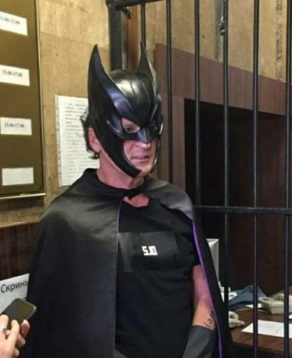Экс-нардеп Геннадий Балашов пришел в полицию в костюме Бэтмена (ВИДЕО) - фото №1