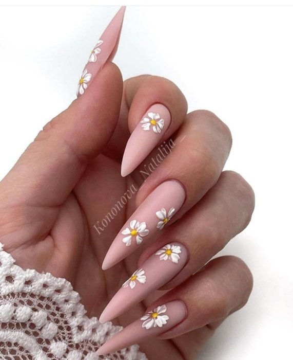 Стильный маникюр в ромашки на весну-лето