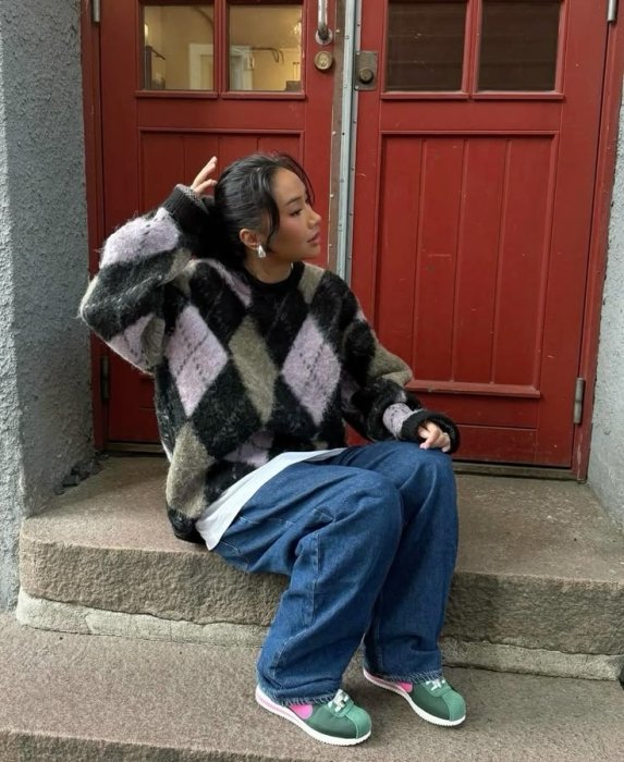 Модный свитер с ромбами.