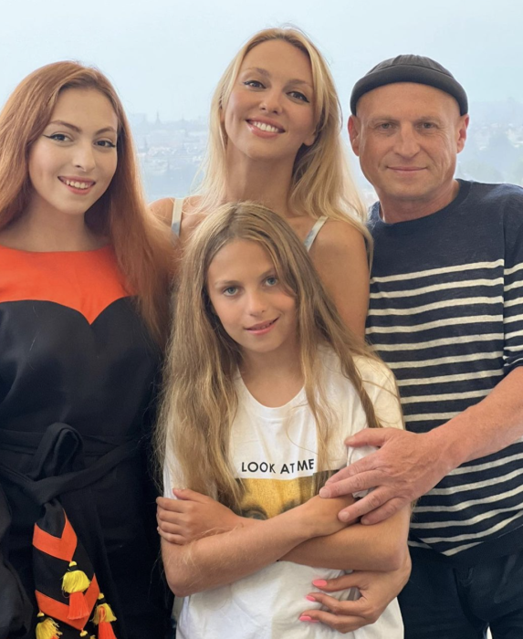 Оля Полякова з родиною фото