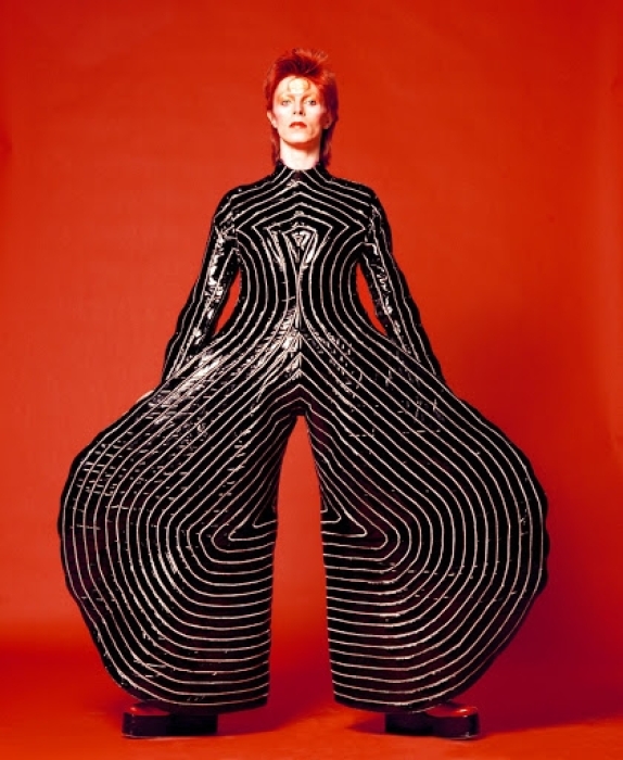 Умер японский дизайнер Кансай Ямамото, который создавал легендарные костюмы Дэвида Боуи  - фото №1