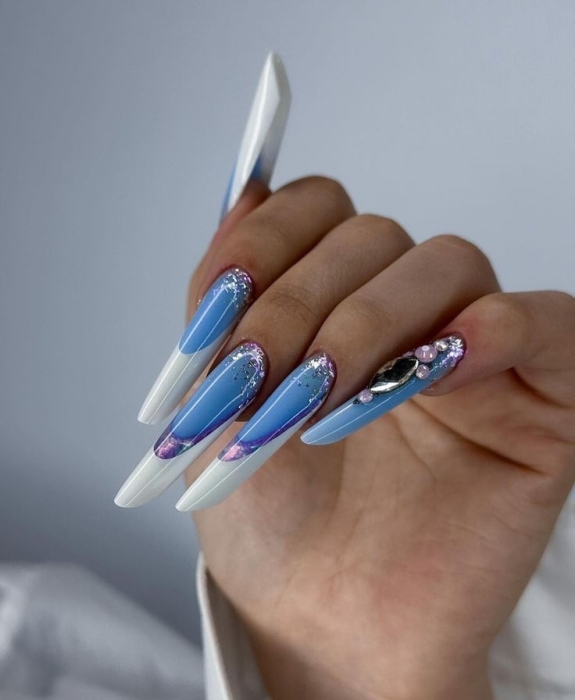 Ультрамодные зимние ногти 2024: голубой, белый, блестки и другие холодные оттенки - фото №9