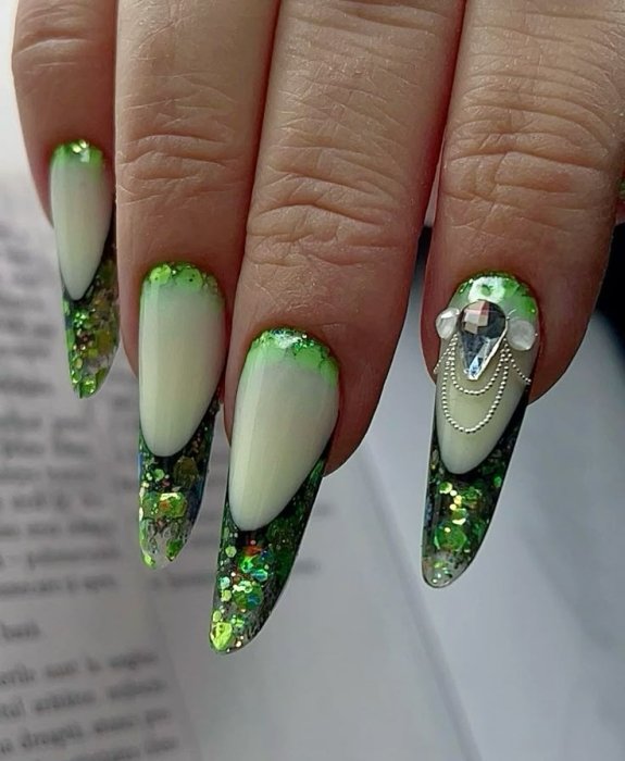 Трендовый маникюр на Новый год