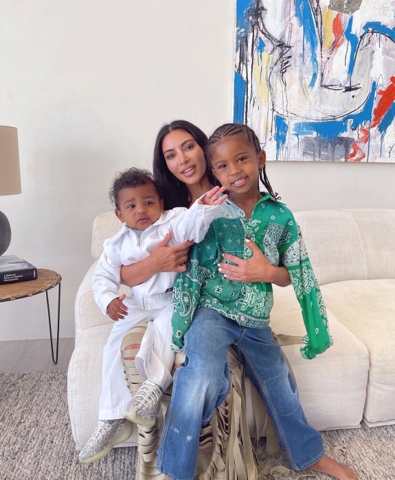 Счастливая мама: Ким Кардашьян поделилась новыми снимками с детьми - фото №2