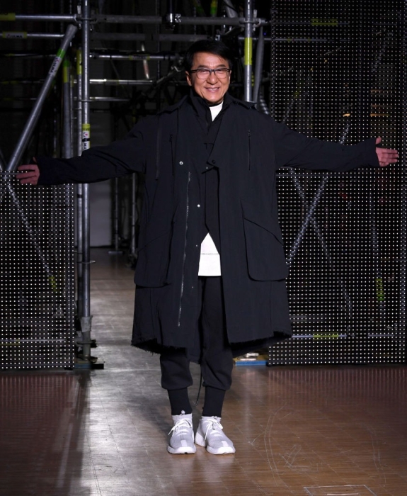 Актер, дизайнер, а теперь и модель: Джеки Чан вышел на подиум во время Недели моды в Париже - фото №1