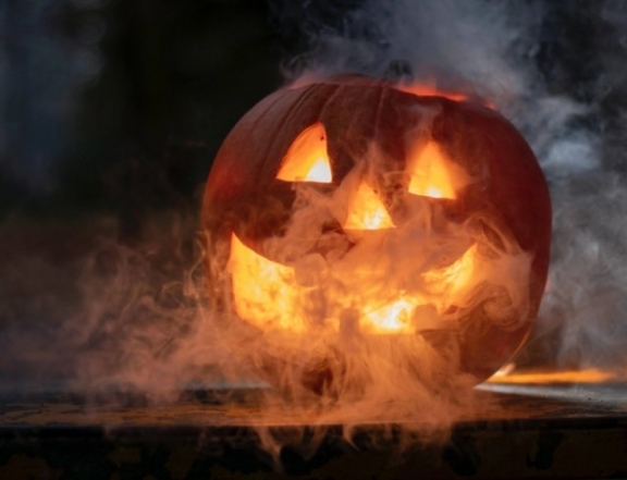 Защитят от злых духов и принесут удачу: какие магические ритуалы и обряды можно провести на Хэллоуин - фото №1