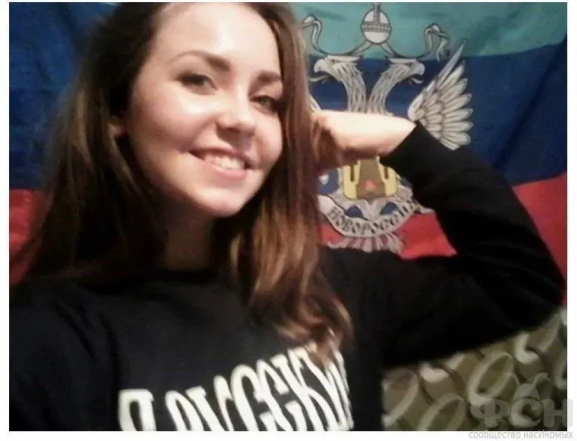 Ева Коршик с флагом ЛНР, фото