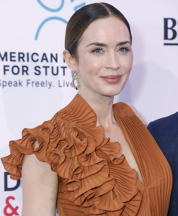 Эмили Блант показала, с чем носить наряд в оранжевом оттенке