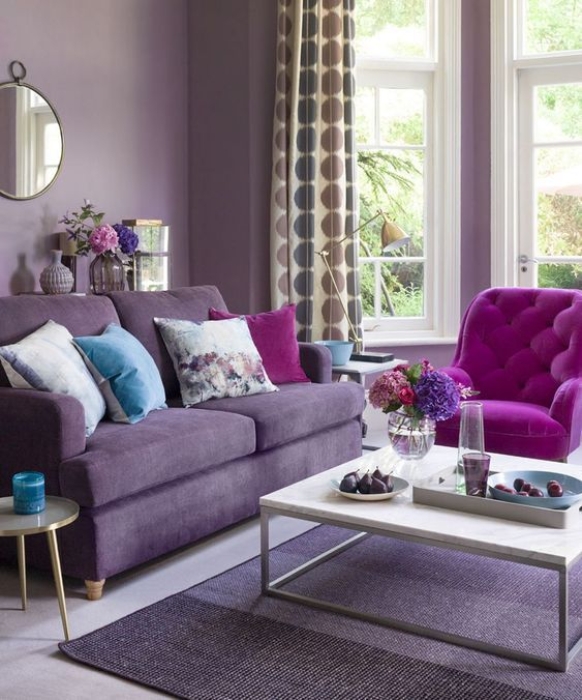 Фиолетовые стены и мебель для зала, фото