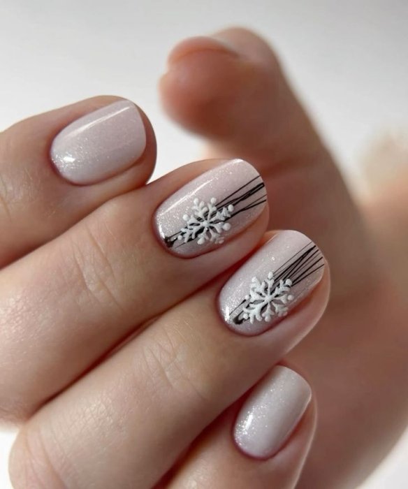 Маникюр со снежинками – на короткие ногти