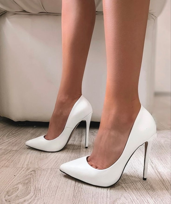 Белые туфли на высоком каблуке, фото